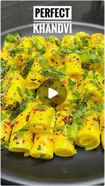 Gujarati Farsan Recipe, Quick Indian Snacks Easy Recipes, Gujrati Snack Recipes, Indian Snacks Vegetarian, Easy Snack Recipes Indian, Gujrati Recipe, Quick Indian Snacks, Snacks Recipes Indian, Khandvi Recipe