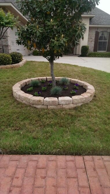 Stone border around flower beds and tree. Love the double layer of stone. Simple Garden Designs, Landscaping Around Trees, Mulch Landscaping, Front Garden Landscape, Brick Garden, Useful Ideas, White Garden, Country Landscaping, Home Landscaping