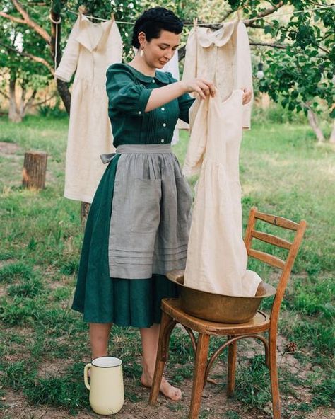 Pioneer Clothing, Apron With Pockets, Retro Apron, Style Cottage, Cottagecore Fashion, Cottagecore Style, Half Apron, Apron Pockets, Wardrobe Basics