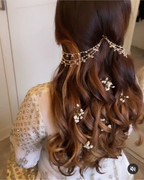 Hairstyle With Long Earrings, Hair Accessories With Saree, Indian Hair Wedding, Kaan Chain Hairstyles, Desi Hair Accessories, Indian Wear Hairstyles, Hairstyle For Jaggo Punjabi, Earchain Indian Hairstyle, Bun With Jasmine Flowers