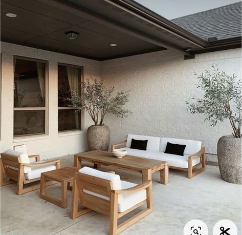 White Outdoor Furniture Modern, Backyard Interior Design, Outdoor Patio Ideas Modern, Outdoor Patio Ideas Small Spaces, Small Covered Patio Ideas, Backyard Furniture Ideas, Modern Patio Decor, Cozy Outdoor Patio, Backyard Corner