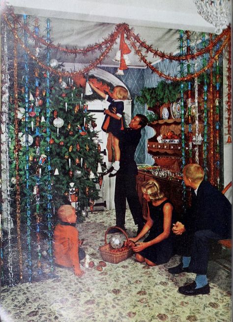 Colorful & creative retro Christmas decor from the 60s & 70s 6 Natal, Vintage Christmas Party, ポップアート ポスター, Vintage Christmas Photos, Retro Christmas Decorations, Kitsch Christmas, Christmas Shoot, Christmas Inspo, Mid Century Christmas