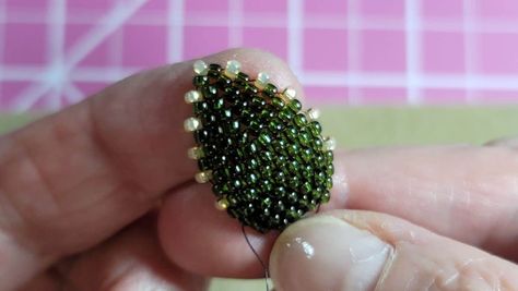 Seed Bead Leaf Tutorial, Russian Leaf Pattern, Seed Bead Leaf, Bead Alphabet, Beaded Leaves, Seed Bead Bracelets Tutorials, Alphabet Patterns, Beaded Flowers Patterns, Seed Bead Flowers