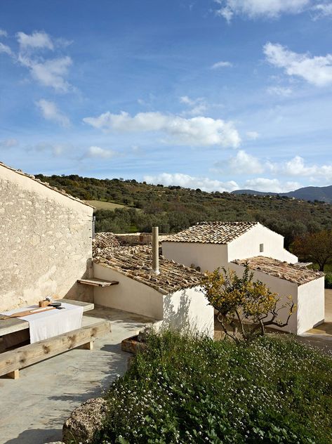 Cottages House, Sicily Hotels, Rural Living, Old Farm Houses, Small Hotel, Old Farmhouse, Rural Landscape, Stunning Interiors, Stone House