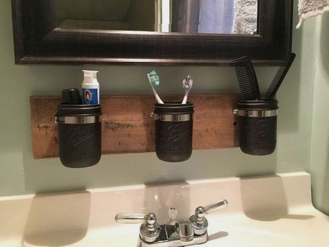 diy home farm-mason-jar-organizer-rustic-bathroom-organizer-mason-jar-mason-jar-bathroom-accessories Mason Jar Bathroom Organizer, Mason Jar Organization, Mason Jar Bathroom, Bathroom Organization Diy, Over Toilet, Rustic Mason Jars, Kitchen Organization Diy, Trendy Bathroom, Rustic Bathroom