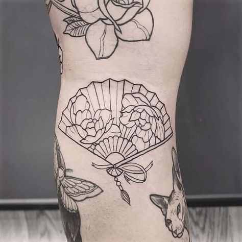 19 Linework Tattoo Ideas for Women - Mom's Got the Stuff Tattoo Linework Practice, Traditional Tattoo Of Woman, Patchtattoo Sleeve, Illustrative Patchwork Tattoo Sleeve, Linework Tattoo Sleeve, Illustrative Patchwork Tattoo, Linework Tattoo, Linework Tattoo Design, Illustrative Moth Tattoo