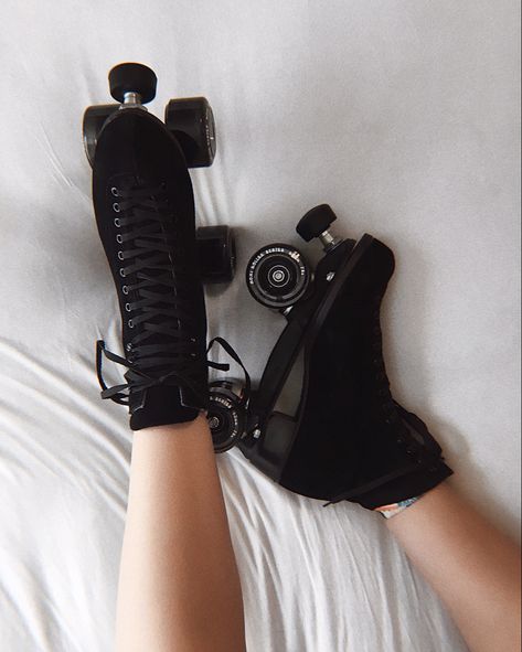 Rollerskate Aesthetic, Roller Skates Fashion, Black Roller Skates, Warrior Shoes, Skater Core, Girls Roller Skates, Skate Aesthetic, Colorful Wardrobe, Skating Aesthetic