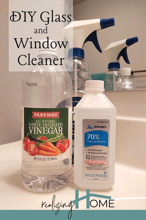 spray bottle, white vinegar, rubbing alcohol and mirro Vinegar Window Cleaner, Vinegar Glass Cleaner, Diy Window Cleaner, Window Cleaner Recipes, Glass Cleaner Recipe, Diy Glass Cleaner, Best Glass Cleaner, Homemade Glass Cleaner, Glass Cleaning Solution