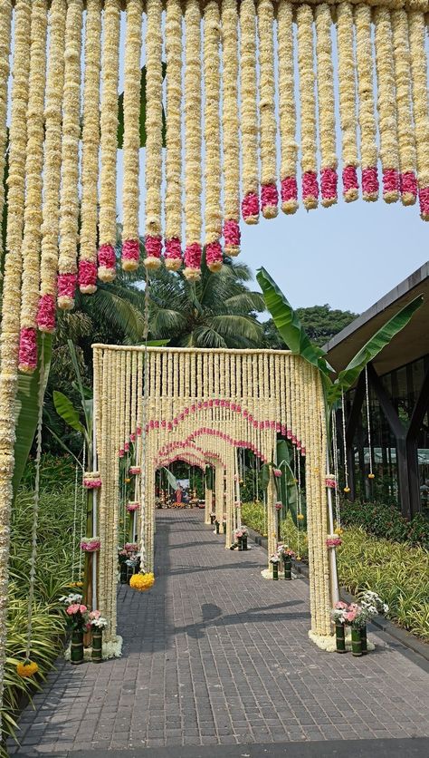 Indian Wedding Entrance Decor Ganesha, Sangeet Gate Decor, Indian Temple Wedding Decoration, Mandapam Entrance Decoration, Lotus Mandap Decor, Entrance Door Design Wedding, Green Mandap Decor, Wedding Entry Passage Decor, Sangeet Entry Gate