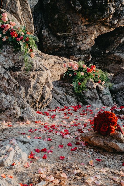 Romantic Proposal by Lake Coeur d'Alene via Rocky Mountain Bride Mountain Top Proposal Ideas, Proposal By The Lake, Proposal Ideas Hiking, Mountain Proposal Ideas, Dream Proposal Romantic, Mountains Proposal, Simple Proposal Ideas Engagement, Nature Proposal, Forest Proposal