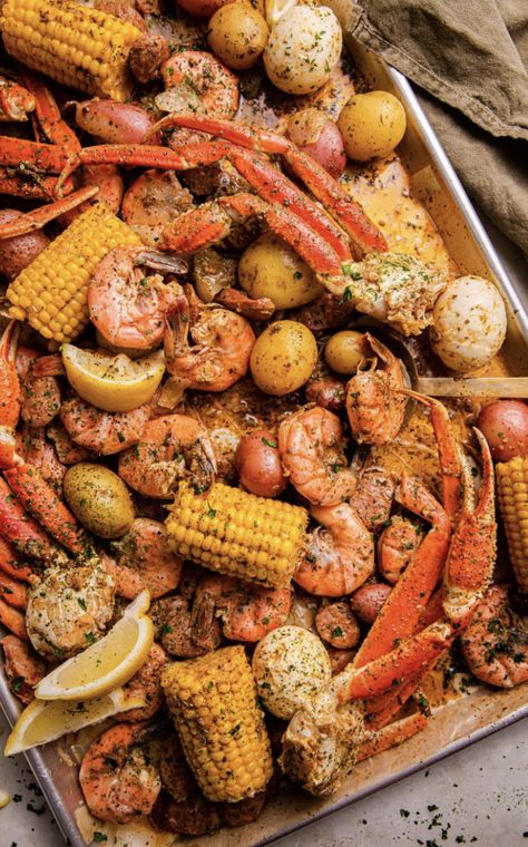 Essen, Crab Boil Recipe, Seafood Broil, Cajun Seafood Boil, Cajun Seafood, Seafood Boil Recipes, Boiled Food, Shrimp Boil, Garlic Butter Sauce