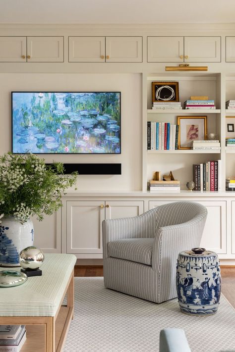 West University — Paloma Contreras Design Manhattan Condo Interior Design, Paloma Contreras Interior Design, Built In Tv Living Room, Parisian Tv Room, Living Room With Step Down, Tv Built In With Bench, Tv Wall Cottage, Build In Living Room, Apartment Livingrooms Design Ideas