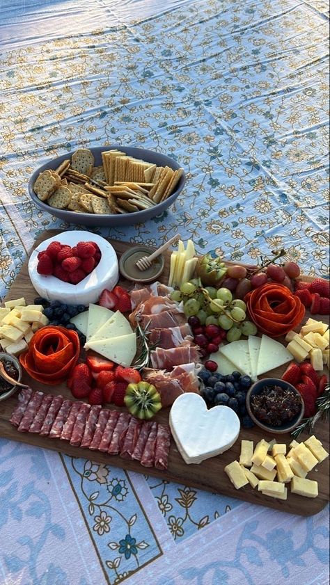 Charcuterie Board Ideas Sweet And Salty, Cutie Charcuterie Board, Sharqutary Board, 2024 Charcuterie Board Ideas, Date Charcuterie Board, Yummy Charcuterie Board, Sharcutary Board, Charcuterie Board Pretty, Galentines Party Charcuterie Board