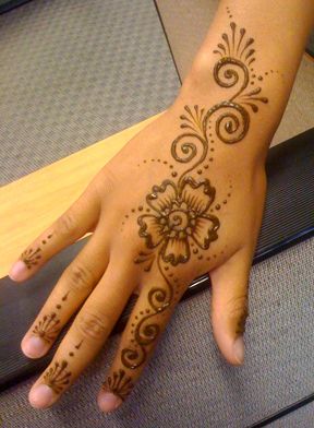 wedding henna.... Mom Inspired Tattoos, Small Henna Designs, Henna Tattoo Ideas, Cute Henna Designs, Cute Henna Tattoos, Jagua Henna, Henna Style Tattoos, Simple Henna Designs, Henna Inspired Tattoos