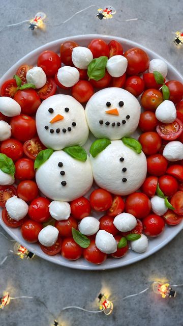 Salada Caprese, Jul Mad, Clean Eating Guide, Kreative Snacks, Decorações Com Comidas, Charcuterie Inspiration, Charcuterie Recipes, Xmas Food, Christmas Party Food