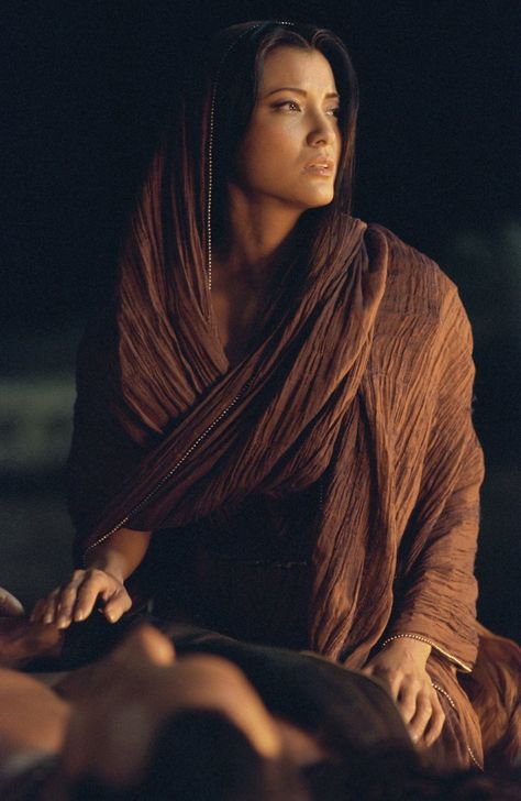 Oracle Taisha was rescued by desert tribesmen after an unknown assailant abducted her from the city. She heals their leader's wounds in gratitude. Bible Collage, The Scorpion King, Scorpion King, Kelly Hu, Female Character Inspiration, Jolie Photo, Story Inspiration, Scorpion, Picture Photo