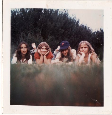 Check out this series of rare Polaroid pictures from 1975. Also, somebody done somebody wrong song. Nanowrimo Aesthetic, 80s Pics, Photos From The 70s, 60s Pictures, 70s Pictures, 70s Soul, 80s Pictures, 80s Photos, 70s Photos