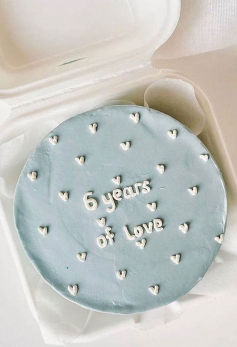 Blue Anniversary Cake, White Minimalist Cake, 1 Year Anniversary Cake, Anniversary Cake Aesthetic, Simple Anniversary Cakes, Anniversary Cake Designs, Minimalist Cake, Birthday Cake Writing, Cake For Boyfriend