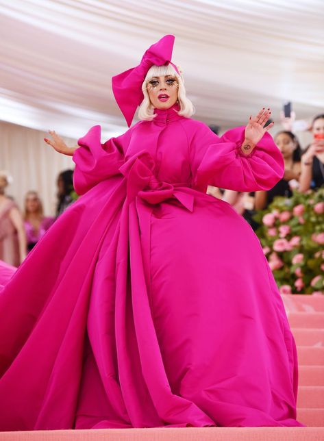 The 2019 Met Gala Celebrating Camp: Notes on Fashion - Arrivals Lady Gaga Looks, Lady Gaga Met Gala, Kendall Ve Kylie, Lady Gaga Dresses, Lady Gaga Outfits, Lady Gaga Fashion, Camp Fashion, Lady In Pink, Met Gala Outfits