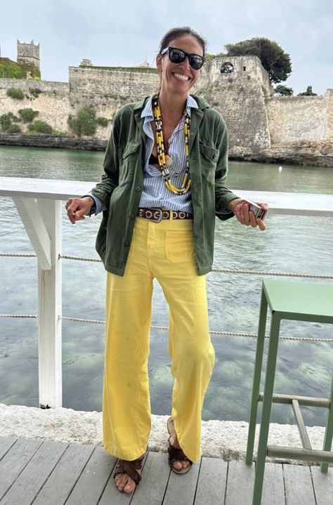 Mustard Linen Pants Outfit, How To Wear Yellow Pants, Yellow Pants Outfit Street Style, Yellow Pants Outfit Summer, Yellow Linen Pants Outfit, Light Yellow Pants Outfit, Light Yellow Outfit, Yellow And Blue Outfits, Green And Yellow Outfit