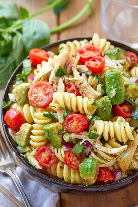 Healthy Chicken Pasta Salad, Resep Sandwich, Resep Diet Sehat, Avocado Pasta Salad, Plats Healthy, Healthy Chicken Pasta, Resep Salad, Salad With Avocado, Pasti Sani