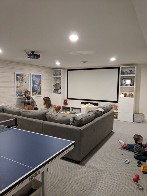 Home Theater With Bar, Kids Hangout Room, Theatre Decor, Hangout Room Ideas, Teen Hangout Room, Sala Cinema, Basement Movie Room, Dream Basement, Hangout Room