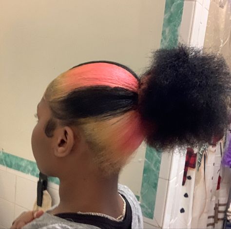 Skunk Strip And Peekaboo, Skunk Stripe Hair In The Back, Two Skunk Stripe Hair, Peekaboo With Skunk Stripe, 2 Skunk Stripes, 2 Tone Hair Color Ideas For Black Women, Light Pink Skunk Stripe, Skunk Stripe And Peekaboo, Skunk Stripe Ideas