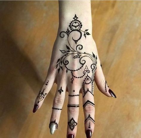 70+ unique and striking finger tattoo designs: symbols, hennas, roses, snakes, dots, lettering, hearts, and wedding rings for couples. Bonus: tattoo meanings. Hand Designs Tattoo, Henna Design Hand Simple, Henna Designs On Chest, Henna Tattoo Inspiration, Spooky Henna, Jagua Tattoo Design, Feyre Hand Tattoo, Body Henna Designs, Hena Design Hand