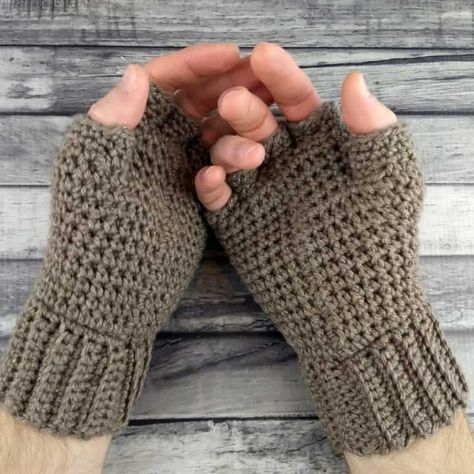 Barefoot Sandals Crochet Pattern, Crochet Fingerless Gloves Free Pattern, Crochet Gloves Free Pattern, Gloves Crochet Pattern, Fingerless Gloves Crochet, Small Crochet Gifts, Crochet Mitts, Puff Stitch Crochet, Crochet Wrist Warmers