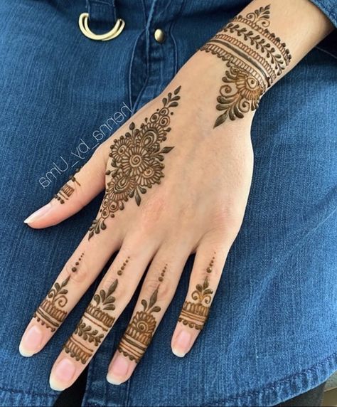 Hena Mehendi Design Simple, Inner Hand Henna, Quick Henna Designs, Henna Designs For Small Hands, Elegant Henna Designs Simple, Simple Mendhi Designs, Gothic Henna, Eid Henna Designs Simple, Intricate Henna Designs