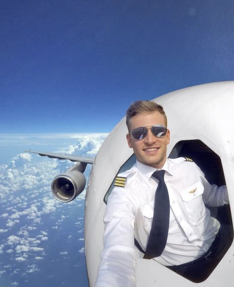 Pilot Patrick, Jas 39 Gripen, Jet Privé, Pilot Uniform, Aquarius Quotes, Flight Attendant Life, Men Faces, Flight Crew, Photo Insta