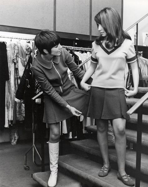 Mary Quant Mini Skirt, 60s Fashion Outfits, 1960s Mini Skirt, Bianca Jagger, Swinging London, Mary Quant, Dutch Girl, Mod Fashion, 1960s Fashion