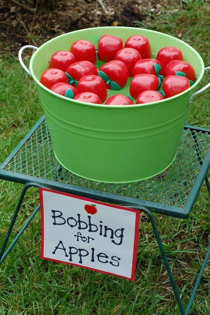 Snow White: Bobbing for Apples. Exchange for decorating it or one done. Orchard Birthday Party, Disney Party Games, Descendants Party Ideas Birthdays, Apple Birthday, White Party Theme, Descendants Party, Snow White Birthday Party, Bobbing For Apples, Snow White Birthday