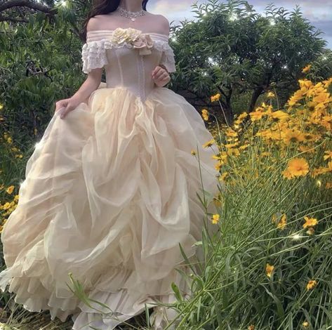 Royalcore Outfit, Wedding Dresses Aesthetic, Gaun Abad Pertengahan, Costume Princess, Royal Core, Fairytale Aesthetic, Mode Kawaii, Ethereal Dress, Gaun Fashion