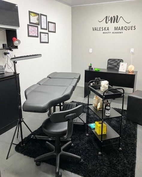 Eyebrow Studio Ideas, Piercer Job, Lash Room Ideas Small Spaces, Studio Lash Designer, Eyebrow Studio, Room Ideas Small Spaces, Studio Lashes, Studio Lash, Tattoo Studio Interior