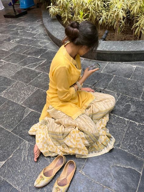 South Asian Women Fashion, Aesthetic Indian Poses, Indian Fits Aesthetic, South Indian Outfits, Indian Aesthetic Girl, Brown Girl Aesthetic Indian, Aesthetic Indian Outfit, Desi Aesthetic Outfit, Indian Girl Aesthetic