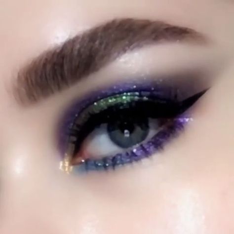 Eye Makeup tutorial. Pat Mcgrath Makeup, Maquillage Yeux Cut Crease, Bronze Eye Makeup, Purple Eye Makeup, Pink Eye Makeup, Dramatic Eye Makeup, Glasses Makeup, Make Up Videos, Hooded Eye Makeup