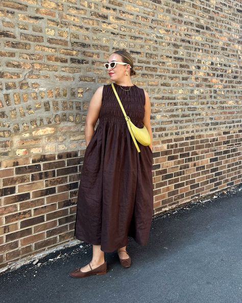 Plus Size Minimalist Outfits, Shirred Dress Tutorial, Loose Clothing Style, Dress Midsize, Madewell Bag, Dress Tutorial, Loose Dresses, Shirred Dress, Dress Tutorials