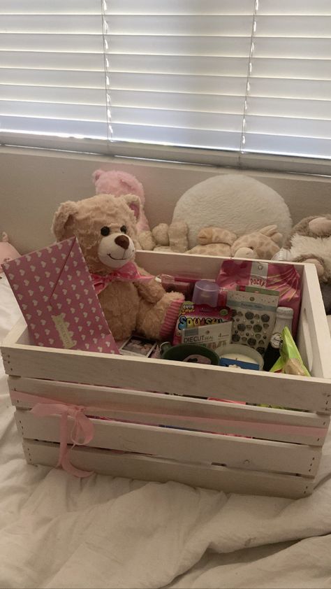 Gifts For Gf Diy, Pink Gift Basket, Cadeau St Valentin, Puppy Bed, Friend Valentine Gifts, Valentines Day Baskets, Diy Gifts For Girlfriend, Best Gift Baskets, Valentine Gift Baskets
