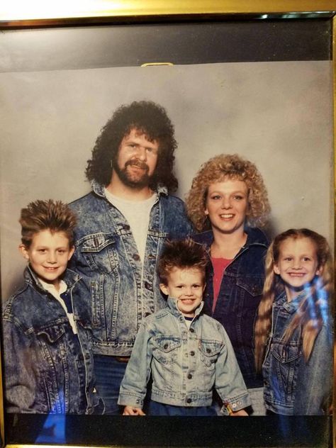 Inspired by others I saw so I though I'd share my early 90's family photo Awkward Family Photos Christmas, Funny Family Portraits, Awkward Family Pictures, Awkward Family Portraits, Bad Family Photos, Vintage Family Photos, Funny Family Photos, Awkward Pictures, Awkward Photos