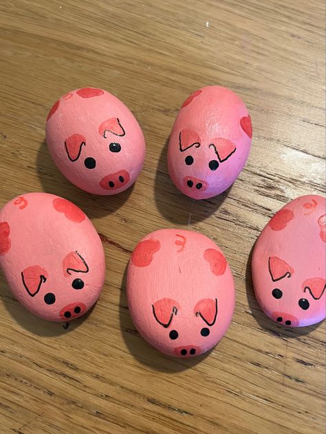 Oval stones painted with pink paint and cute piggy faces and ears. Painted Pebbles Ideas Rock Art, Rock Painting Ideas Small Rocks, Rock Ideas Painting, Things To Draw On A Rock, Long Rock Painting Ideas, Sanrio Rock Painting, Painted Rocks Ideas Easy Flowers, Cute Rock Ideas, Stuff To Paint On Rocks