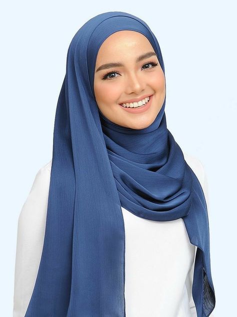 Satin Scarf Hijab, Girls Dpz Stylish, Professional Profile Pictures, Hijab Ideas, Scarf Hijab, Fashion Model Poses, Stylish Hijab, Hijab Trends, Stylish Aesthetic