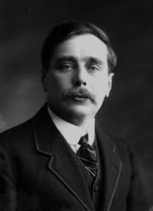 H.G. Wells (1866–1946) by Bassano Ltd, 1911, NPG x16751, © National Portrait Gallery, London; used with permission. Hg Wells, Best Books For Teens, H G Wells, Word Count, Alien Invasion, The Time Machine, Invisible Man, Writers And Poets, Book Writer