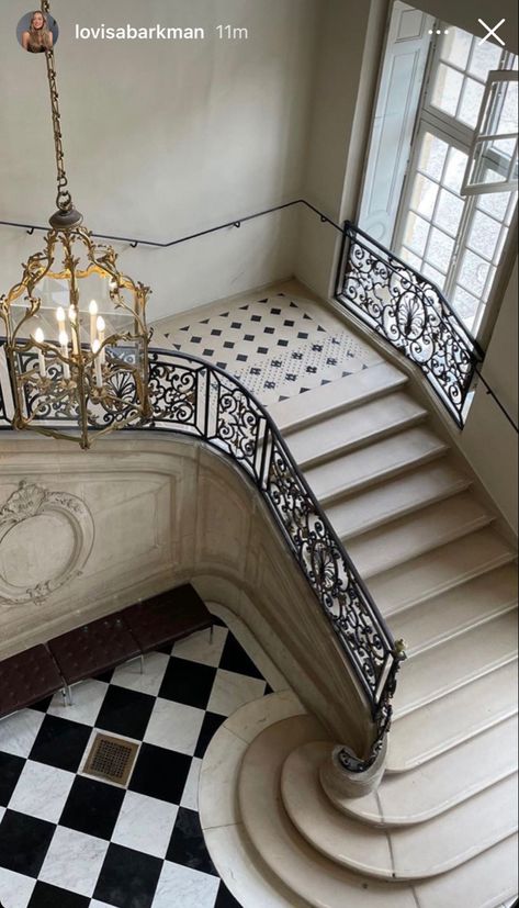 Victorian Stairs, Manor Interior, Old Money House, Checkered Floor, Lan Can, Modern Stairs, Paris Apartments, Staircase Design, Stairs Design