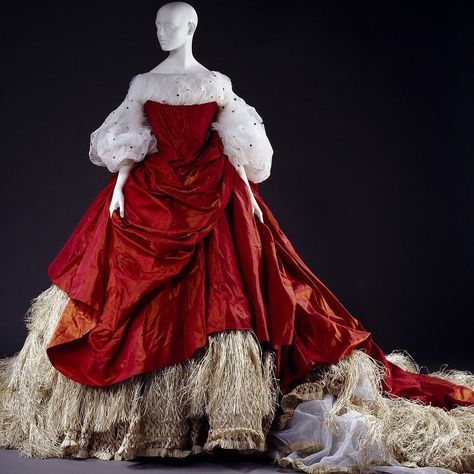 Vivienne Westwood Gown, Era Victoria, Historical Clothes, Old Fashion Dresses, Catwalk Fashion, فستان سهرة, Vintage Couture, Fantasy Dress, Historical Dresses