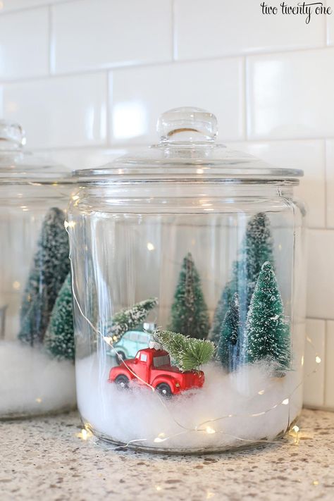 Large Jar Christmas Decorating Ideas, Christmas Diy Glass Jars, Christmas Scene In Glass Jars, Snow Scene In Glass Jar, Glass Containers Decoration Christmas, Glass Jar Decorating Ideas Christmas, Christmas Scene In A Jar, Christmas Glass Jars Decorations, Christmas Jars Decorations