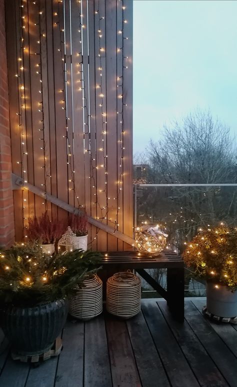 Christmas Apartment Patio Decorations, Balcony Winter Ideas, Winter Terrace Ideas, Winter Patio Ideas Cold Weather, Christmas Lights Balcony, Nyc Patio, Balcony Christmas Lights, Balcony Winter, Outdoor Christmas Tree Lights