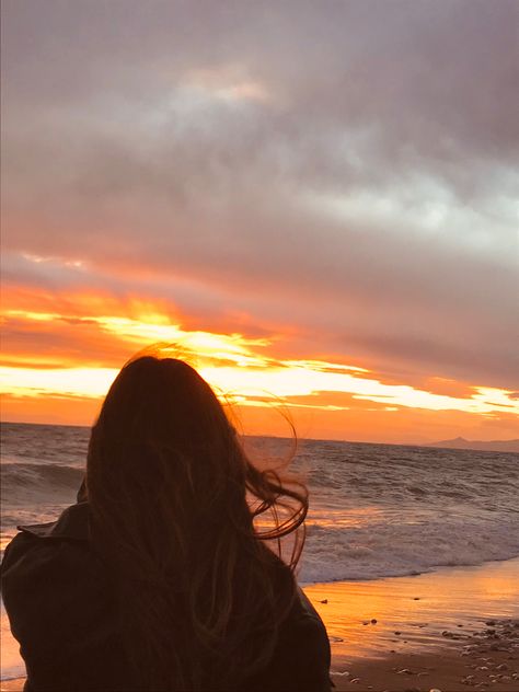 Sunset,photo ideas Sky Rain, Photographie Indie, Sunset Girl, Beach Instagram Pictures, Sunset Lamp, Seni Vintage, Night Sky Wallpaper, Shadow Photos, Story Ideas Pictures