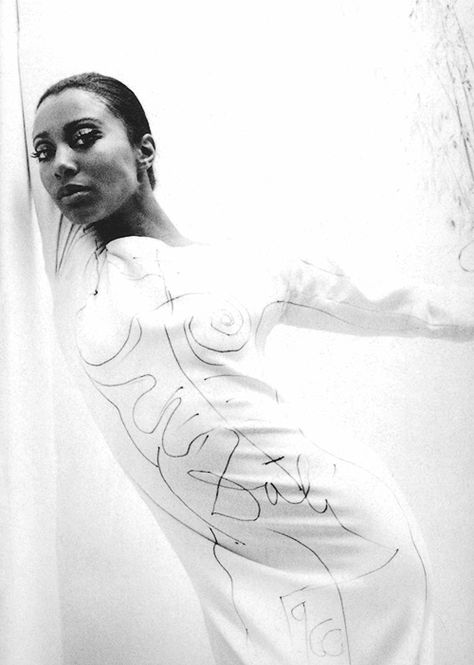 Donyale Luna | Rudi Gernreich dress | painted by Salvador Dalí |  photographed by William Claxton, 1966 Donyale Luna, Peggy Moffitt, William Claxton, Rudi Gernreich, Throwback Fashion, 23 Fashion, Dress Painting, Drawing Fashion, Colour Print