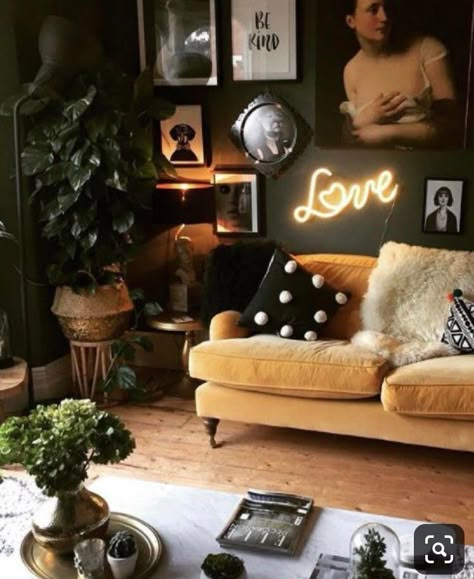 Dark Living Rooms, Maximalist Interior, Eclectic Living Room, Maximalist Decor, Dark Interiors, Design Del Prodotto, Maximalism, Eclectic Home, Eclectic Decor